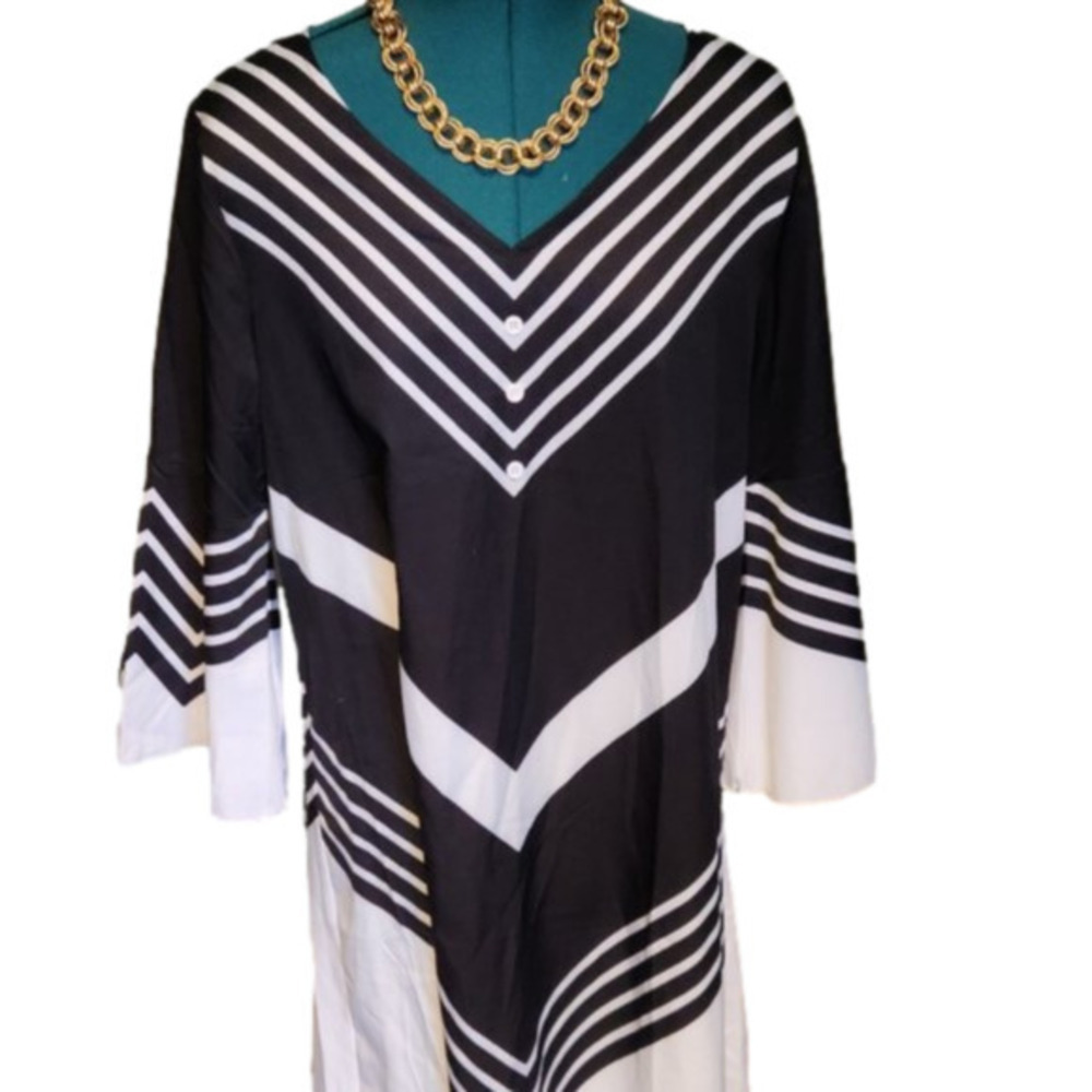 308. Black and white V-neck dress with 3/4 length bell sleeves |L